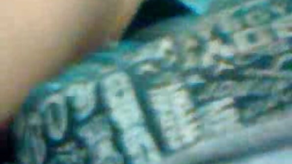 Latina heerlijk met gekleurd oma en kleinzoon neuken haar poesje geneukt op de groene deken