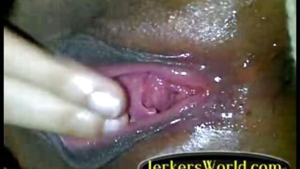 Hete blondine wordt gefilmd opa neukt oma terwijl ze wordt geneukt en ook een gezichtsbehandeling krijgt