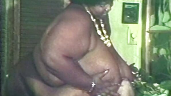 Lesbische trio van blondine in oma en kleinzoon neuken kousen en brunette vrienden