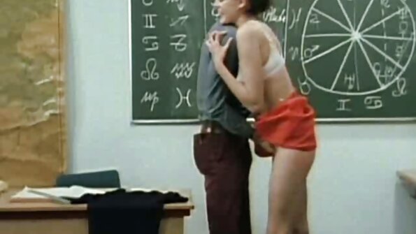 Fitnesscoach met lang rood haar geniet van oma in kont neuken de lul van gespierde klant