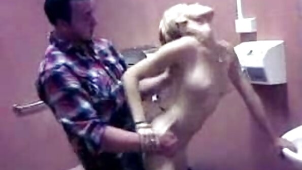 Meisjes tonen hun opa neukt oma liefde aan een lul in een stiefmoeder en dochter trio