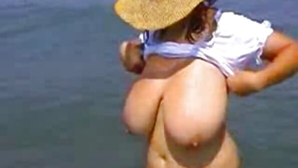 Hete cunnilingus scene met twee schattige oma in de kont neuken lesbische babes