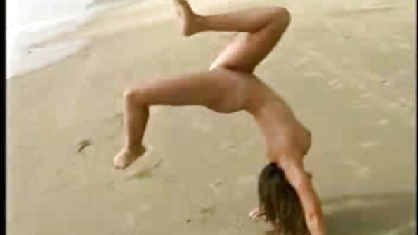 Milf laat haar geile echtgenoot oma wil geneukt worden zich goed voelen met haar gladde kut