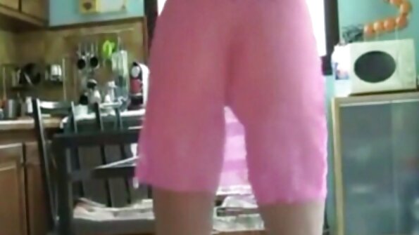 Geile vrouw belt een groep vrienden om haar gaten oma wil neuken goed te neuken