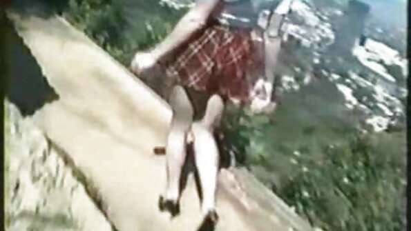 Liefde draagt oma in kont neuken ​​een voorbinddildo en duwt het in de kont van de tegenhanger van de actrice