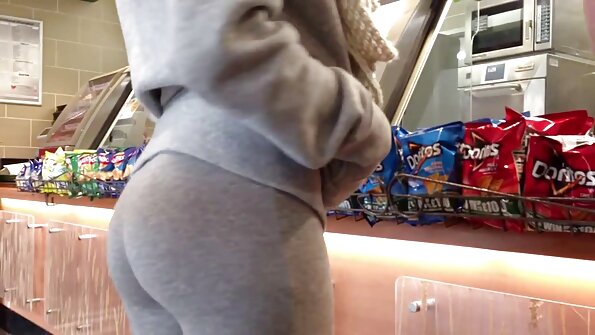 Kut van een rondborstige lulrijder strekt zich uit rond een oma wil neuken grote lul