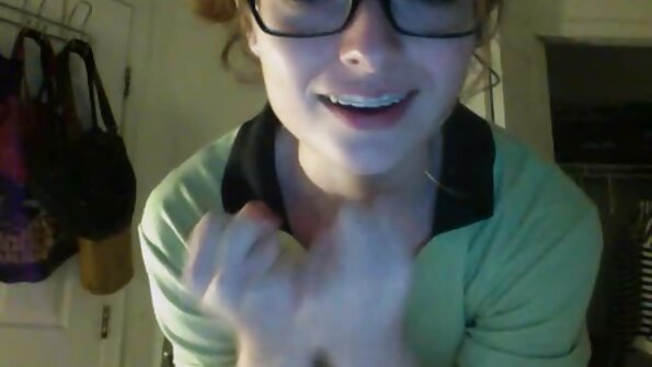 Gewelfde MILF's zitten midden in gepassioneerde opa en oma neuken seks