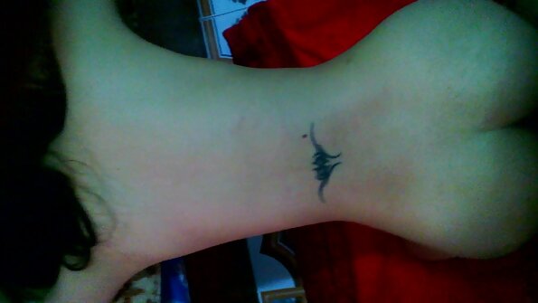 Geïnkte porno-collega neukt dit tengere brunette meisje zo opa neukt oma goed