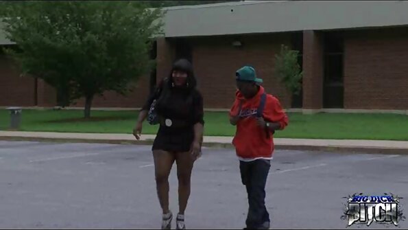 Latina studente met een strik oma neukt zoon in het haar gestraft voor vreemdgaan door harde lul