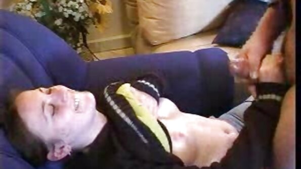 Onmogelijk mooie zoon neukt oma brunette laat hem haar kont hebben