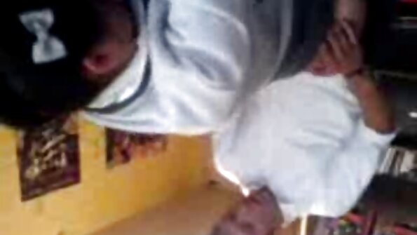 Latina babe met omas neuken een getatoeëerd lichaam rijdt op een grote slurf