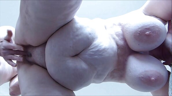 Meisjes worden dronken terwijl ze opa en oma neuken in het huisje zijn en dan neuken ze